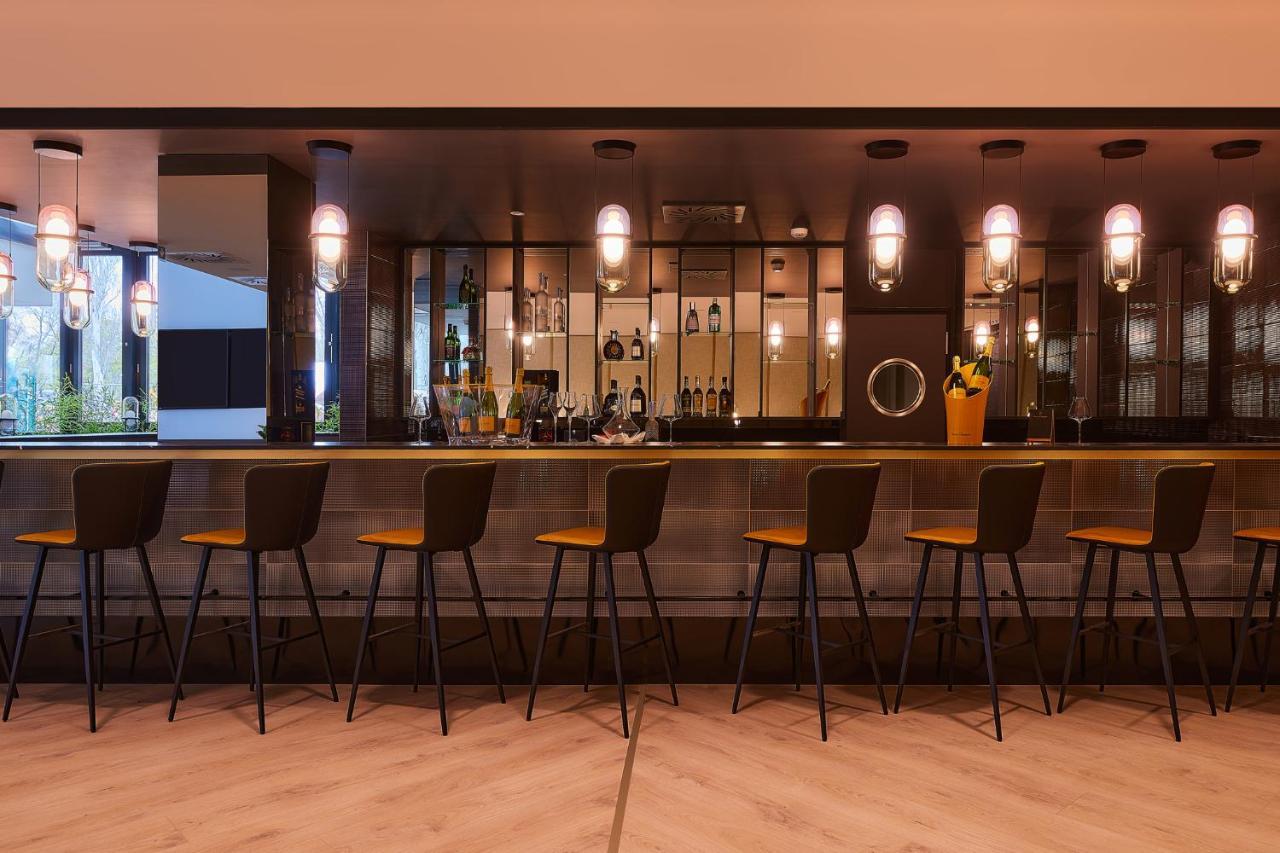 Lua Resort - Adults Only Balatonfüred Buitenkant foto The bar at the 100th floor
