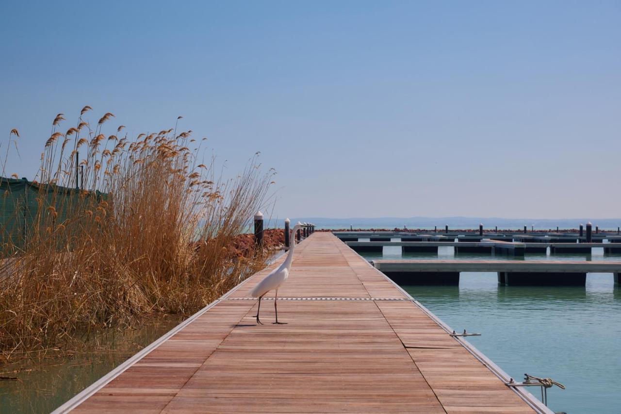 Lua Resort - Adults Only Balatonfüred Buitenkant foto The boardwalk at the park