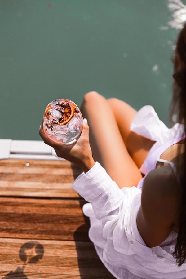 Lua Resort - Adults Only Balatonfüred Buitenkant foto A woman holding a glass of vermouth