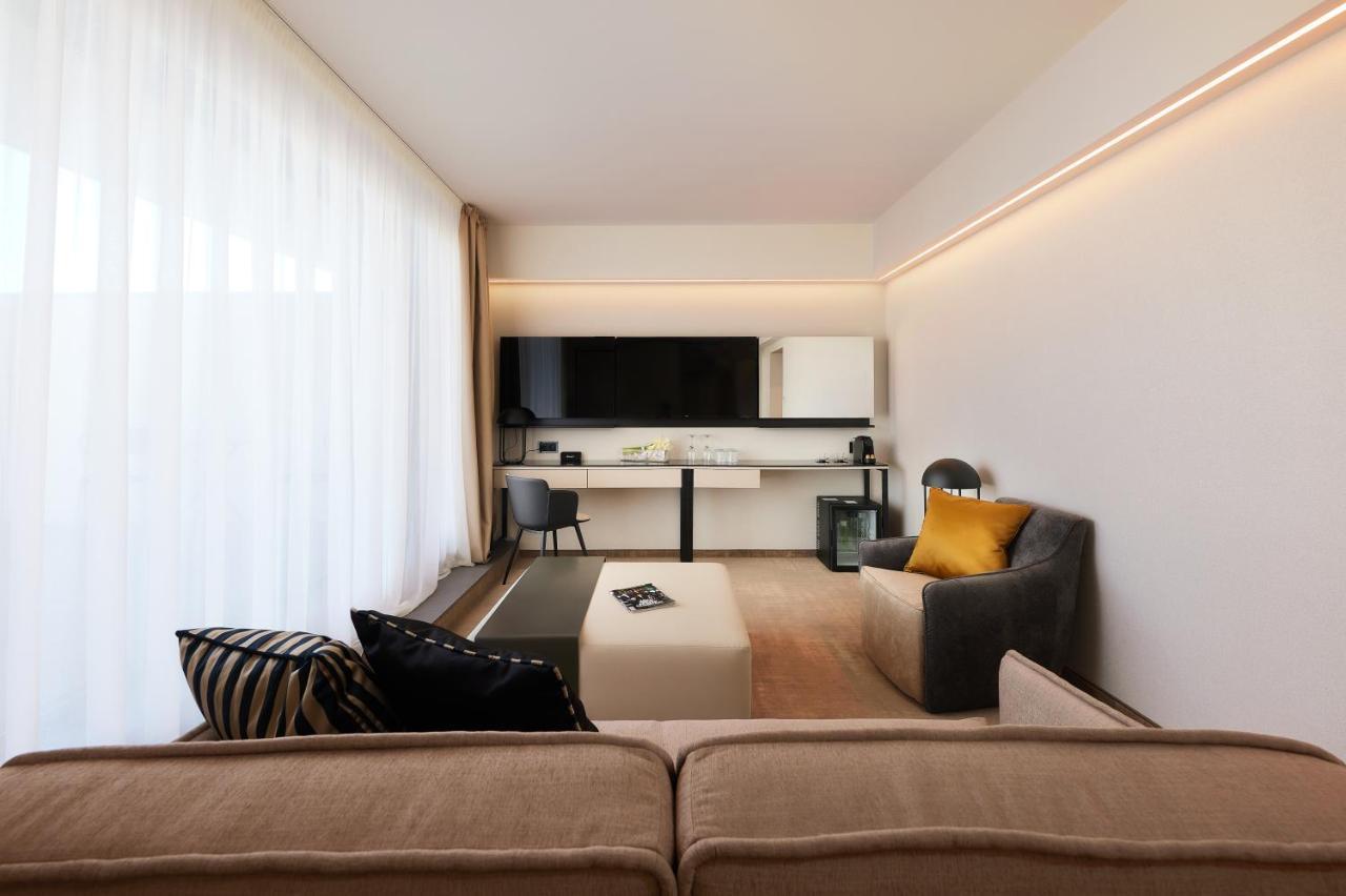 Lua Resort - Adults Only Balatonfüred Buitenkant foto A living room with indirect lighting