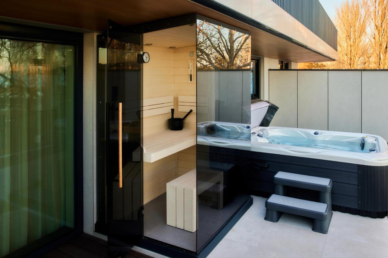 Lua Resort - Adults Only Balatonfüred Buitenkant foto A modern outdoor shower
