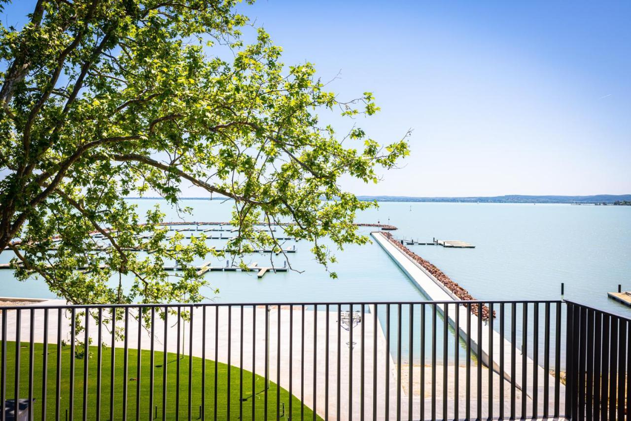 Lua Resort - Adults Only Balatonfüred Buitenkant foto View of Lake Michigan from the rooftop of the RiverView Center