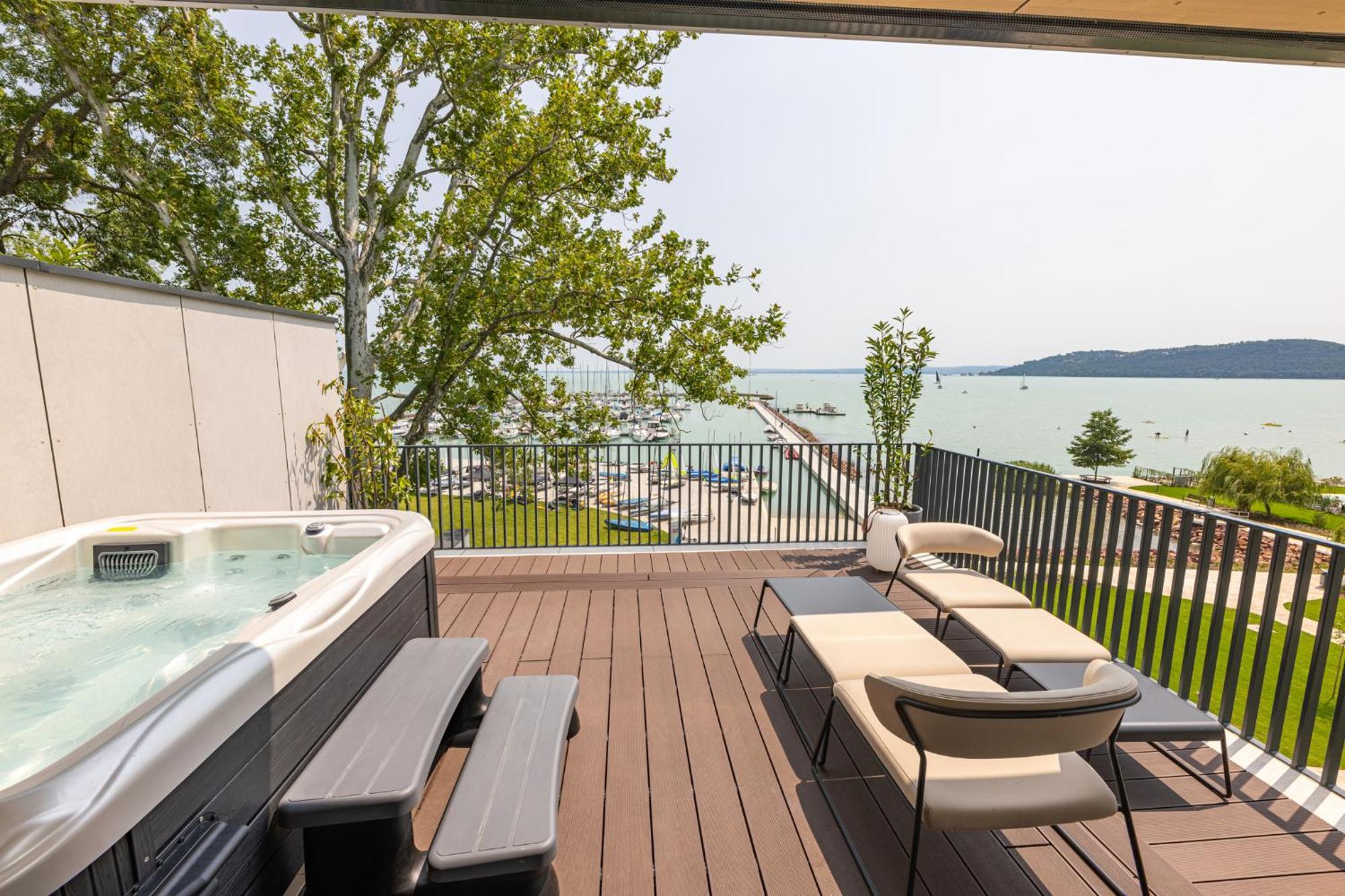 Lua Resort - Adults Only Balatonfüred Buitenkant foto The rooftop terrace at the Hotel